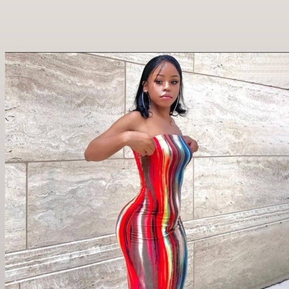 Beautiful clothes available in small and medium only . - Picture 1 of 4